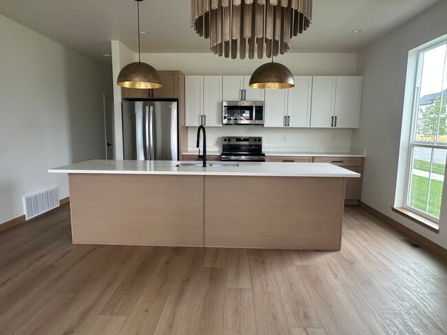 Building Photo - New 3 bed 3 bath w/garage for Rent - Kalispell Townhouse