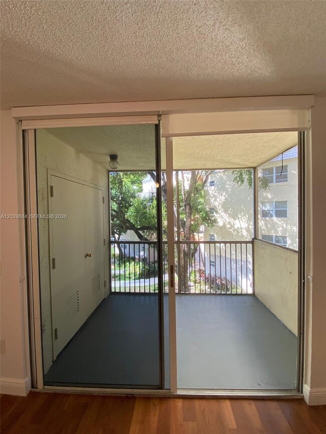 Photo - 8323 Lake Dr Unidad 302
