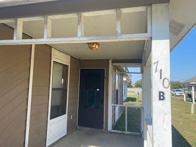 Building Photo - 710 Meadowbrook St Unit B