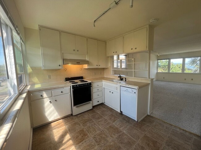 Photo - Bright & Spacious One-Bedroom Overlooking Lake Washington! Unit 4
