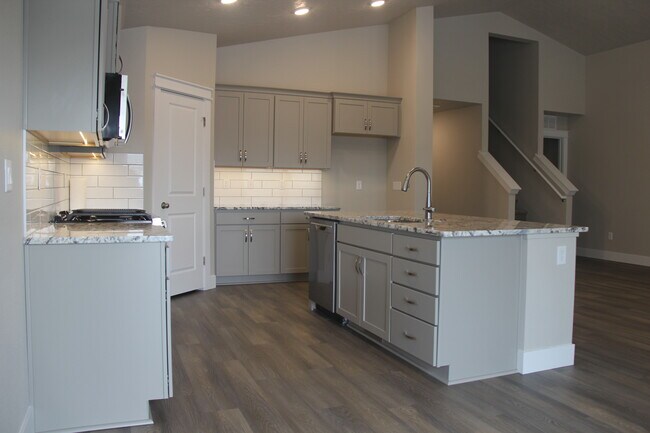 Photo - 16555 Senden Ave