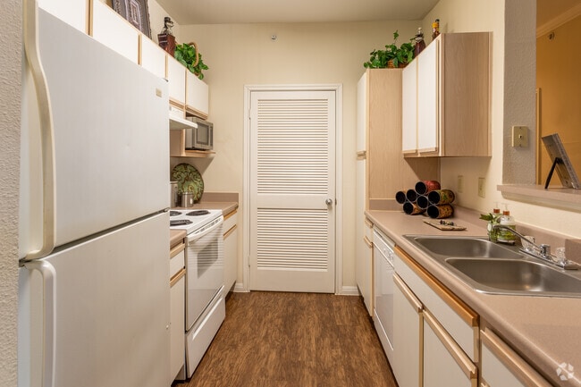 2 HAB, 2 BA - 1,040&nbsp;ft² - Mission Ranch Apartments