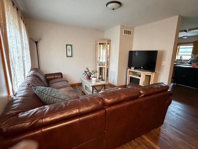 Building Photo - Spacious 3BR Duplex with Finished Basement & 2-Car Garage in Otsego Unit 1389
