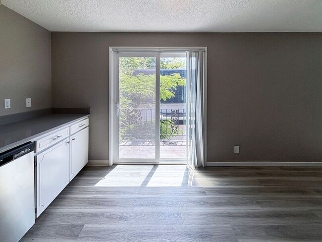 Photo - 1111 W 6th Ave