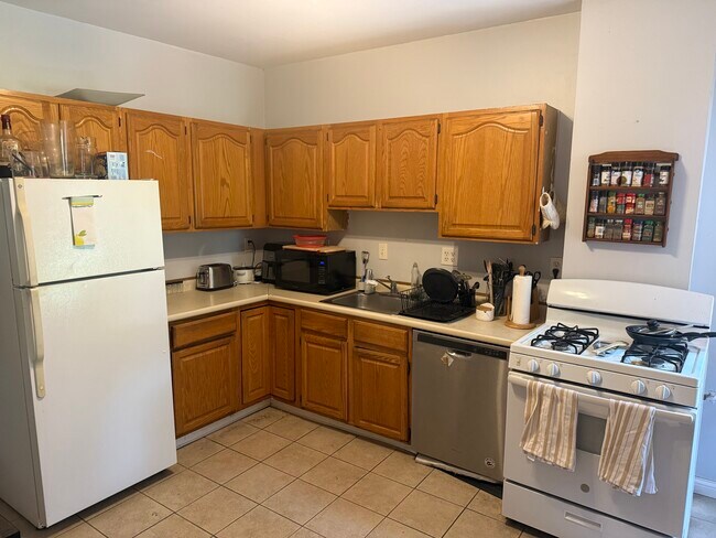 Building Photo - 1799 Beacon St Unit 2 Rental