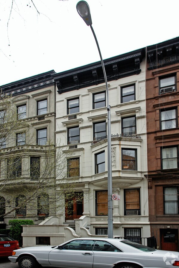 Street View - 40 W 76th St