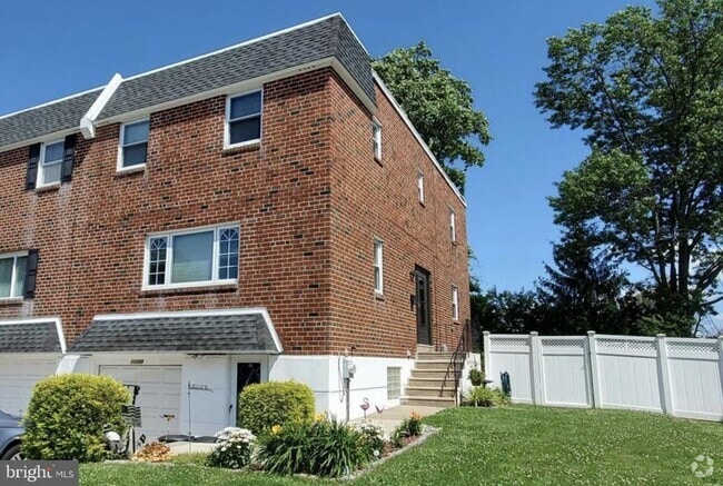 Building Photo - 11209 Jeanes St Rental