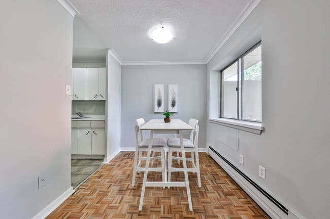 Eat In Area - Riverview Apartments