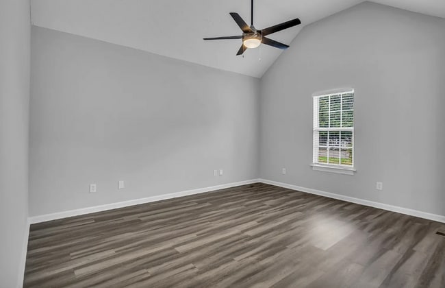 Photo - Adorable 3BD/2BA home in Murfreesboro with deck & attached garage!