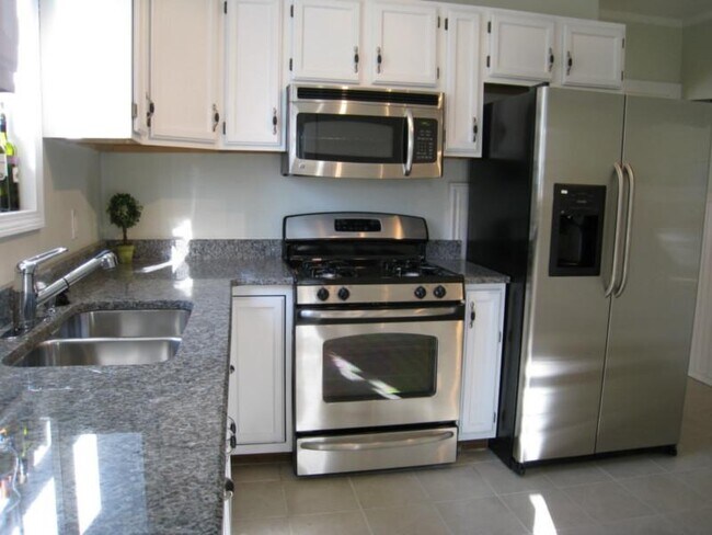 Building Photo - 10 Evergreen Ave Unit 2