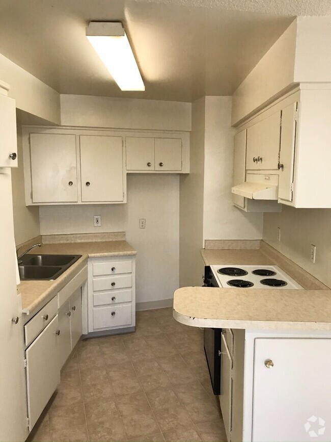 Building Photo - Convenient 2x1 with Parking- dog friendly! Rental