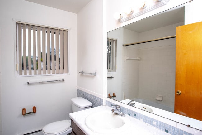1BR, 1BA - 700 SF