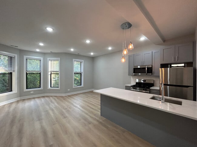 Building Photo - 423 W Belden Ave