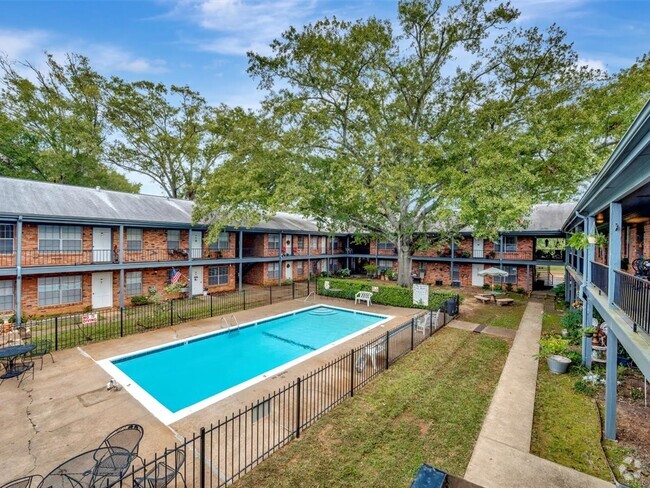 Building Photo - The Colonial Apartments