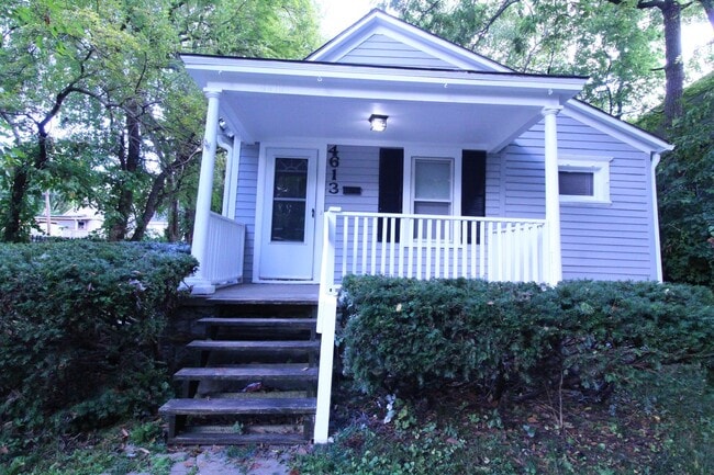 Building Photo - 2 Bedroom 1 Bath Bungalow next to Woodside... Rental