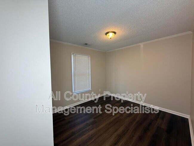 Photo - 1908 Greenoaks Rd