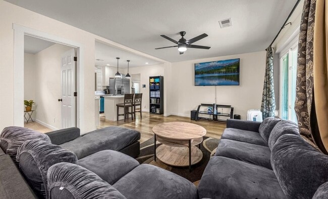 Photo - 601 Hackberry Dr
