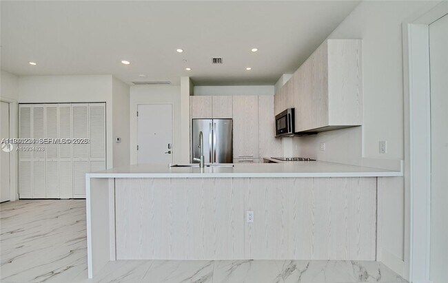 Photo - 2000 Metropica Wy Unit 2606