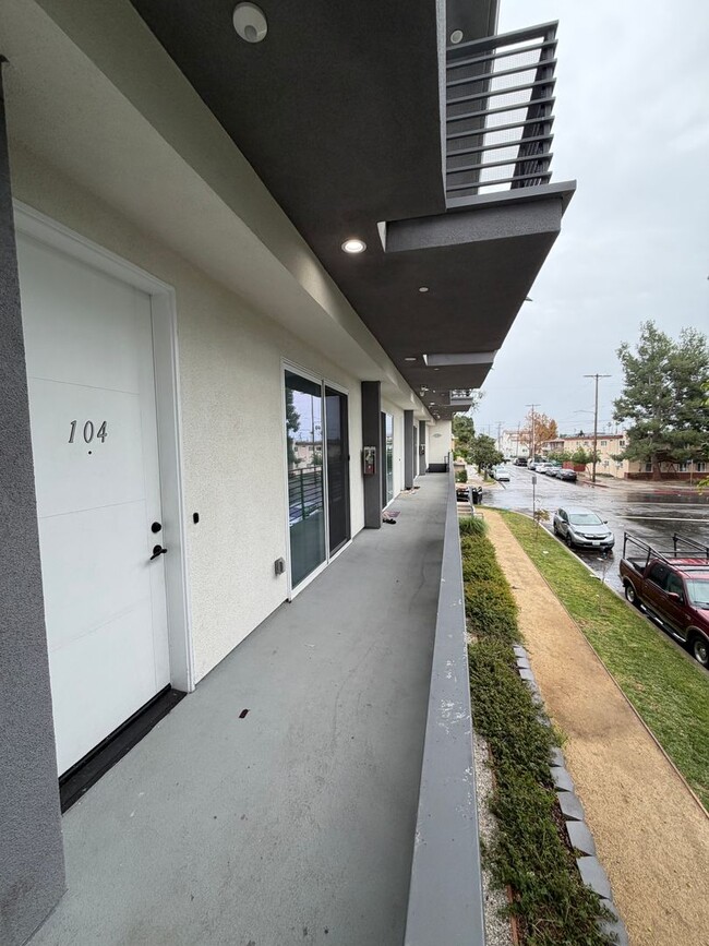 Building Photo - 6905 Ben Ave Unit 104