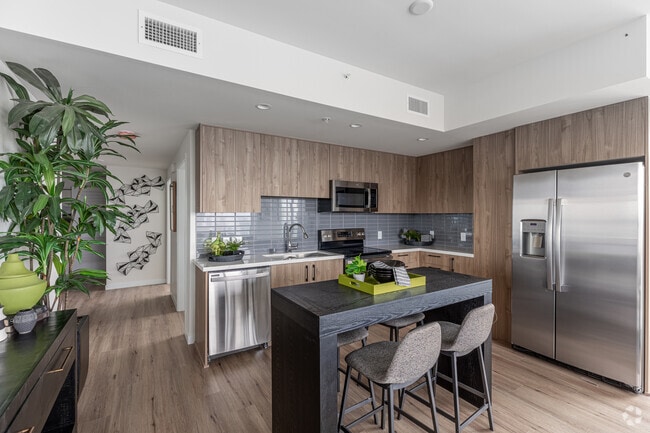 3BR, 2BA - 1,048SF