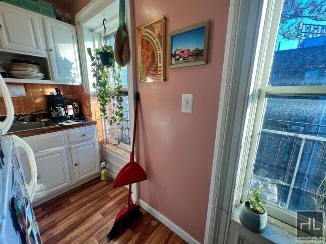 Photo - 2BR 1BA Sunny Top Floor Sprawling Brownstone On Clinton Hill / Bedstuy Border Unit 3