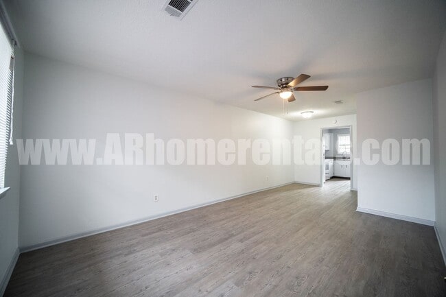 Building Photo - 8209 Woodview Dr E Unit A