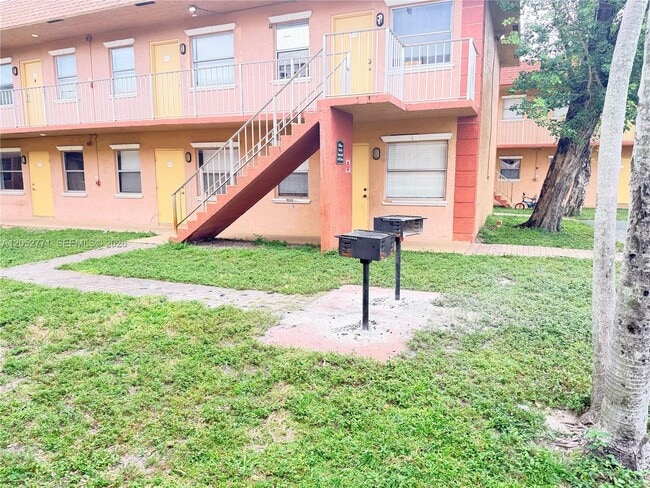 Building Photo - 101 NE 41st St Unit B35
