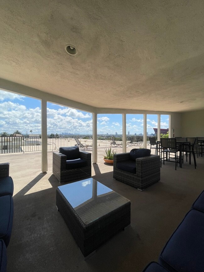 Rooftop deck with city views - 960 Larrabee St Unit Larrabee Manor