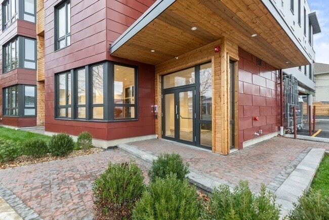 Building Photo - 240 Salem St Unit 3A