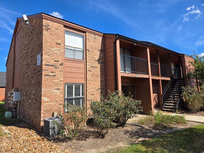 Photo - College Station - 2 Bedroom, 2 Bath - Down...