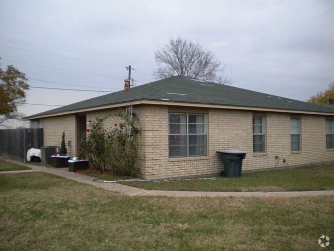 Building Photo - Spacious Duplex Available for  Pre-lease! Rental