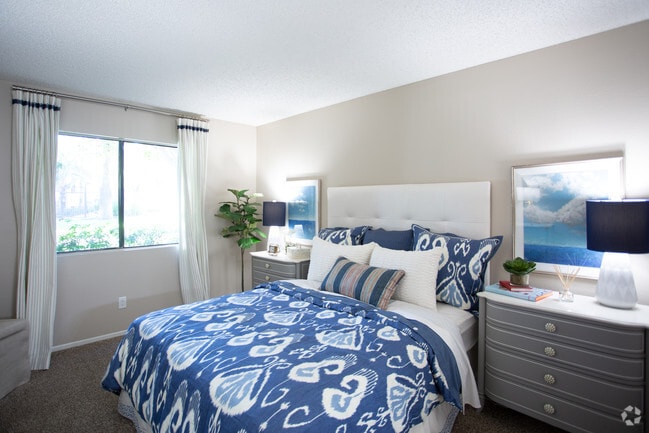 1BR, 1BA-750 SF