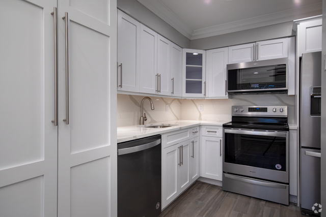 White Shaker Style Wood Cabinets - Fairfield Manor At Rocky Point Rental