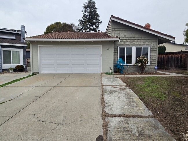 Building Photo - Remodeled Single Family Home, Newer Kitchen/Bathrooms, Fresh Paint, Large Yard with Pie Shape Lot!