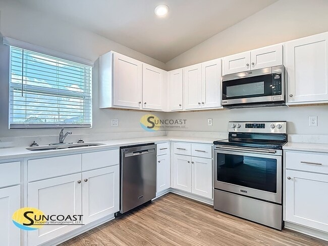 Building Photo - 7005 Hemlock Crse