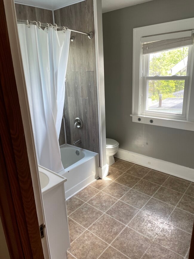 Upstairs Bathroom - 42 Grosvenor St