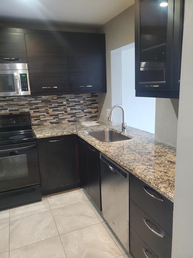 Photo - 7410 Woodmont Terrace Unidad 208 Rental