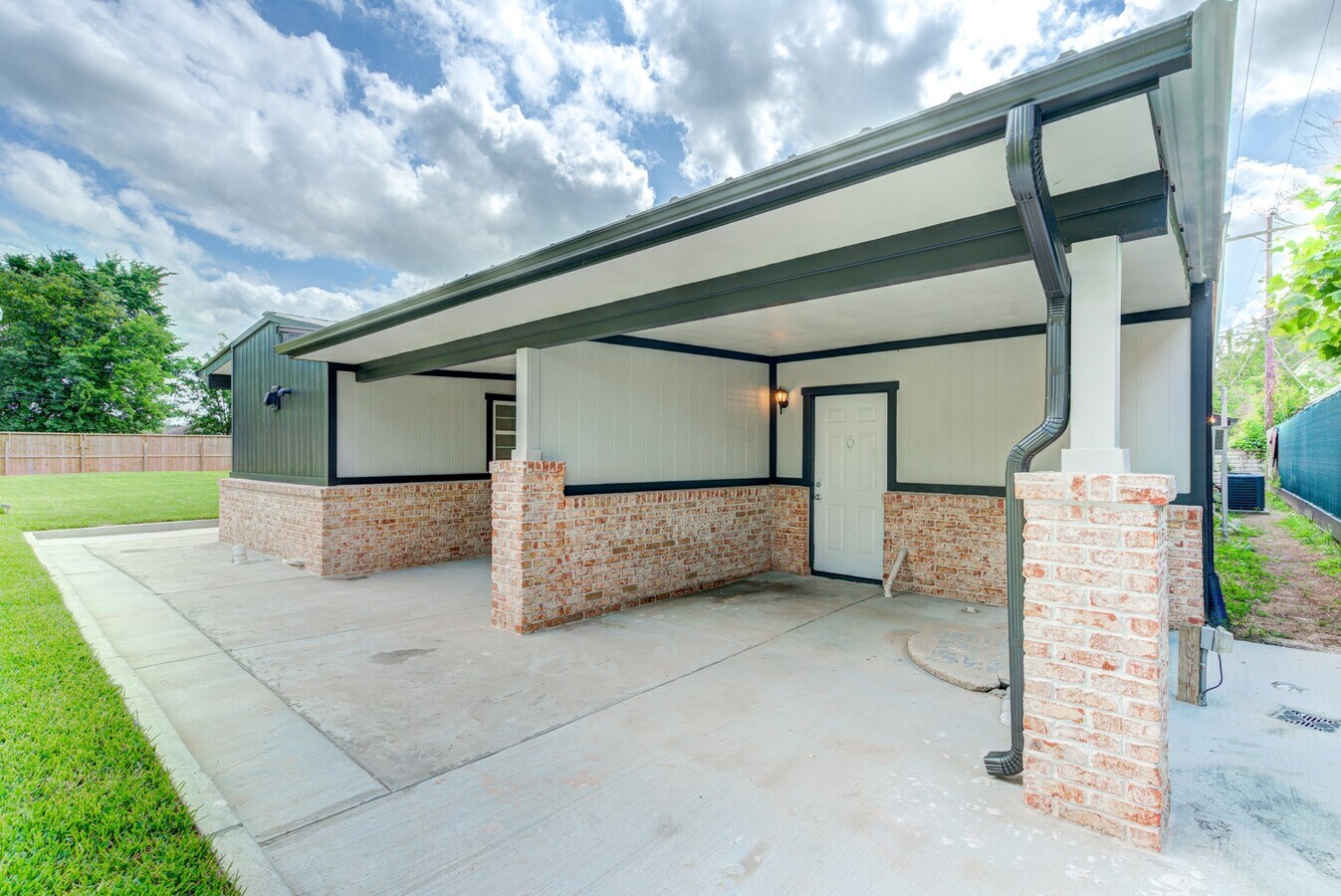 Photo - 2127 Maximilian St