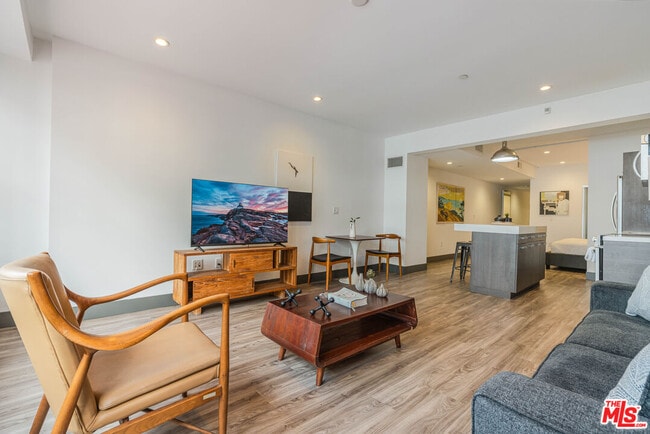 Photo - 932 S Hill St Unit 404