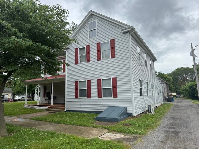 Photo - 106 W Railroad Ave Apartments