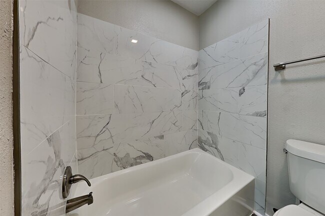 Building Photo - 16854 Gleneagle Dr N