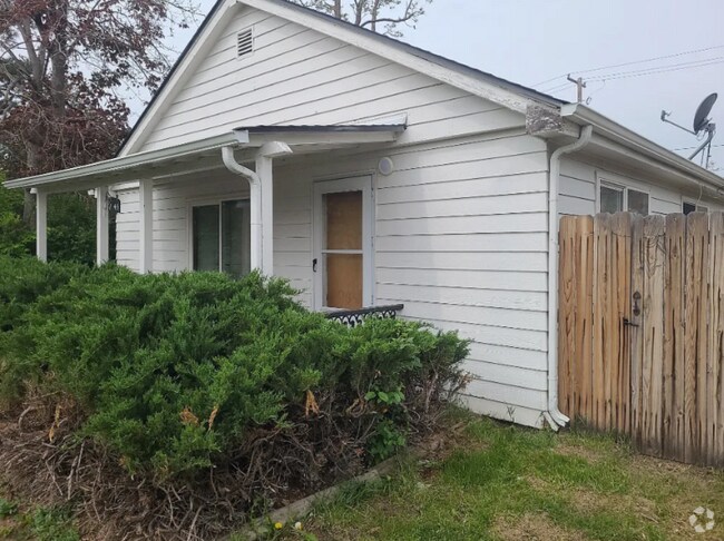 Building Photo - 1345 Chase St Rental