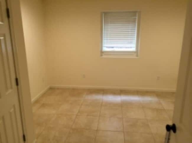 Photo - 323-325-325 College St Unit 1