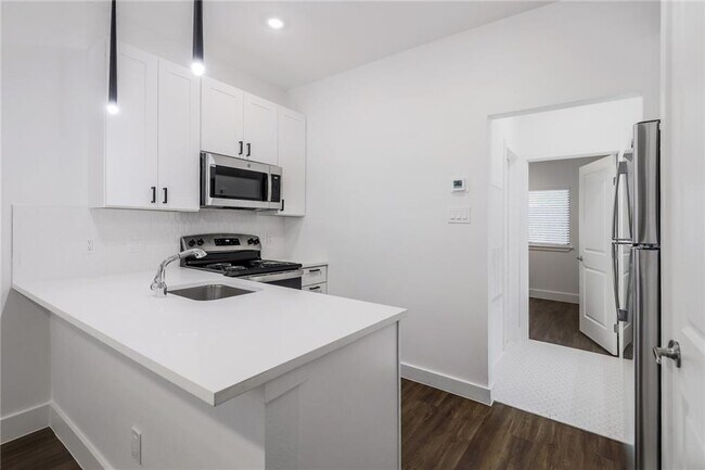 Building Photo - 908 Poplar St Unit 105