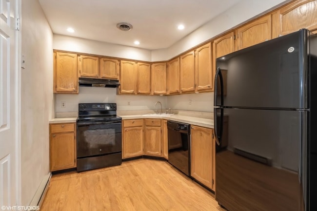 Kitchen - 500 Riverside Ave Unit 2D