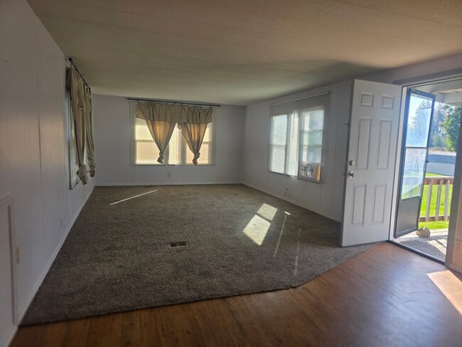 4001 E Denison-Chattaroy Rd
