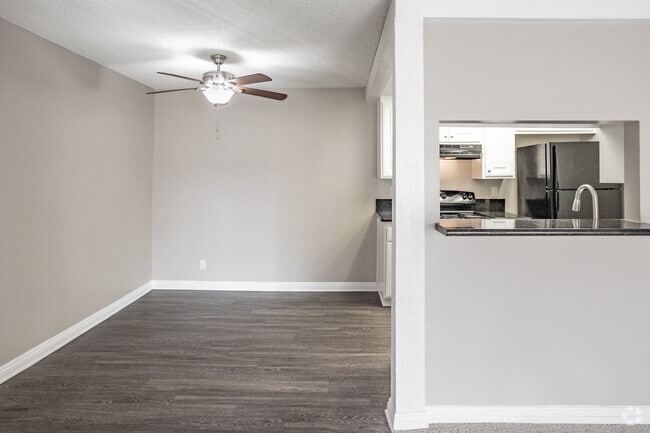 2 habitaciones, 1 baño, 950 pies cuadrados, comedor - Country Hills Apartment Homes