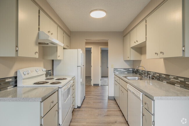 2BR, 1BA - 818SF - Kitchen