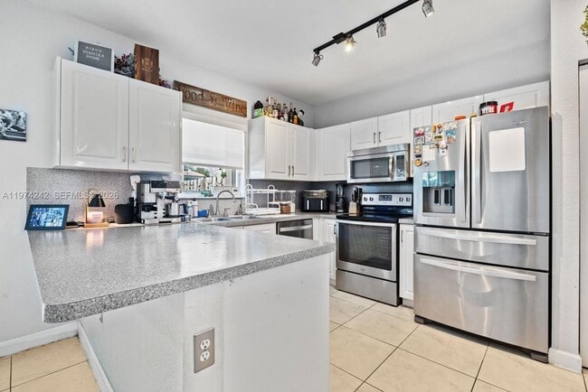 Building Photo - 930 SW 147th Ct