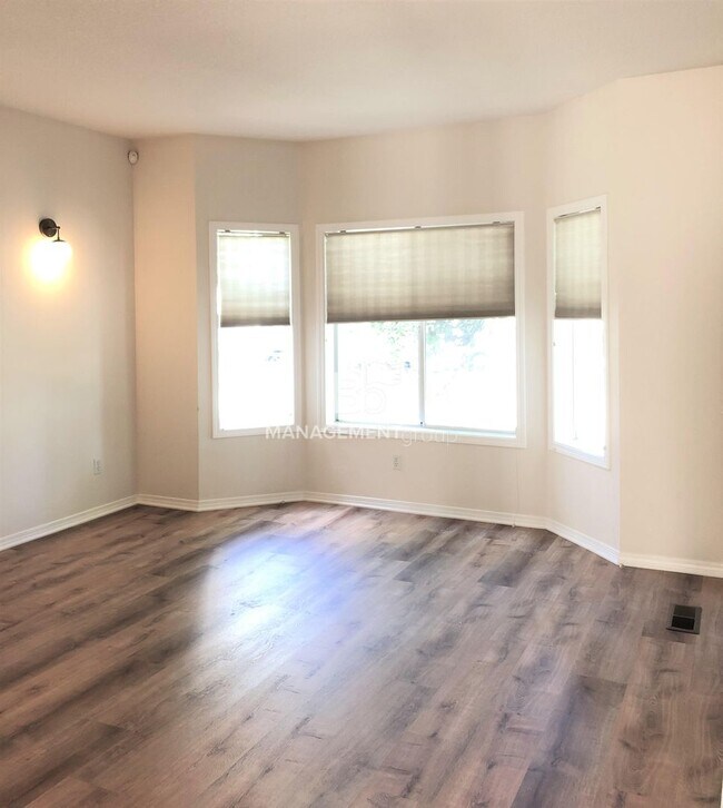 Photo - Gorgeous John's Landing Townhome- Luxurious Interior Renovation!